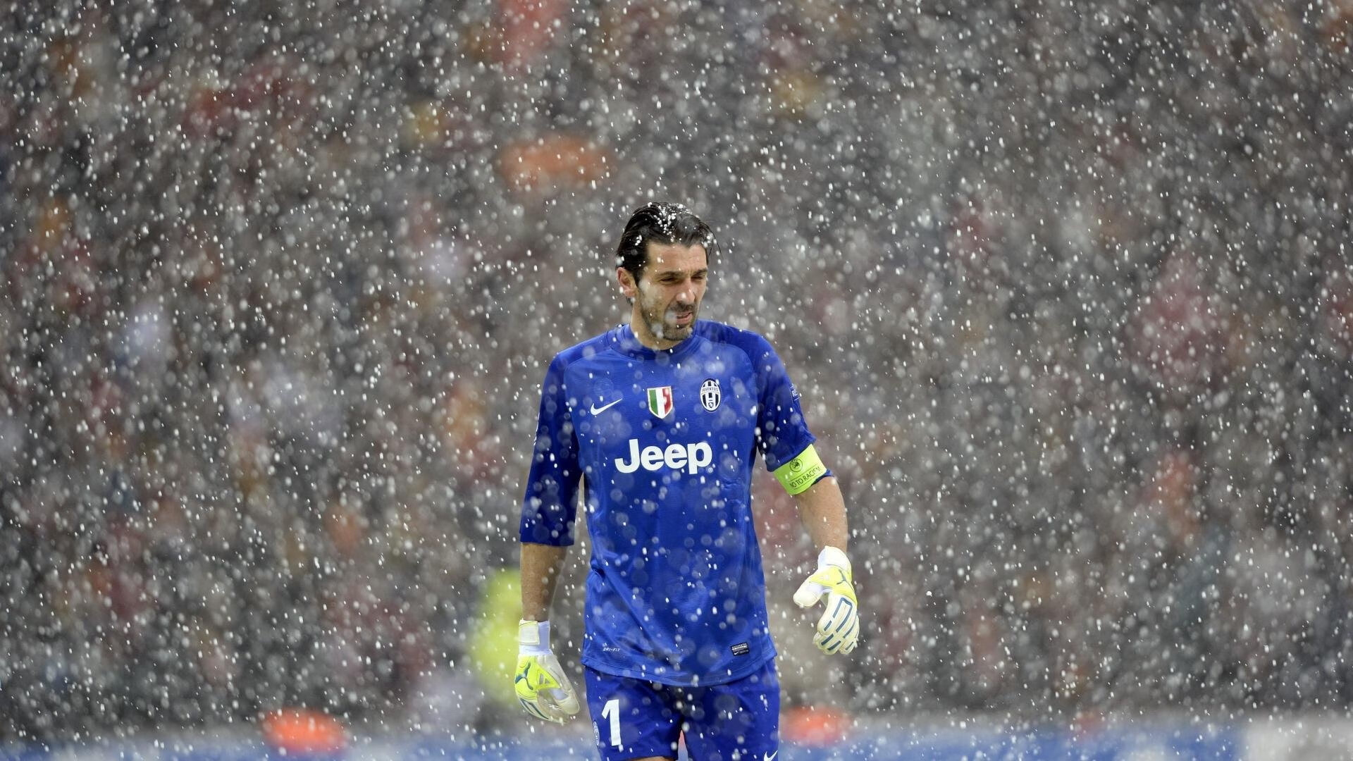 爱游戏服务-特色足球艺术作品在公共空间展出，丰富城市文化生活，足球的艺术作品